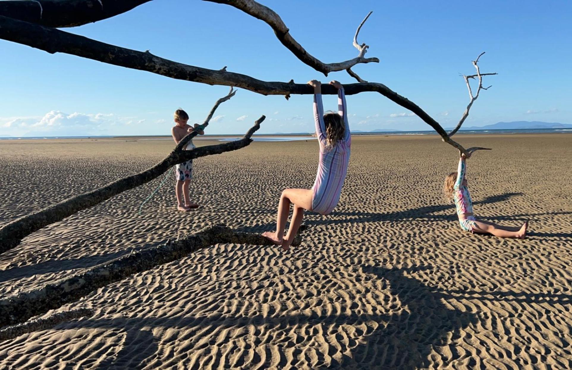 Balgal Beach Units Rollingstone Bagian luar foto